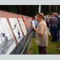 Участники шествия изучают передвижную выставку, посвященную расстрелянным литовцам. Выставка оформлена активистами Уральского Мемориала