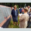 Татьяна Мерзлякова, Уполномоченный по правам человека в Свердловской области, принимает участие в поиске имен на стелах