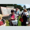 Анна Пастухова держит в руках контейнер с землей 12-го километра, собранной для пермяка Михаила Владимировича Косарева