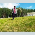 Координатор Уральского Мемориала Анна Пастухова развеивает на 12-м километре горсть земли, присланной пермяками